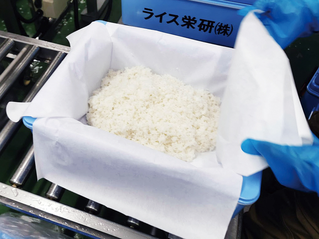 富山県ライス栄研株式会社　米飯容器には直接米飯を入れません